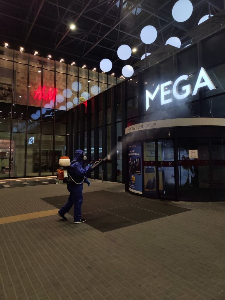 Vorų naikinimas prekybos centre Mega